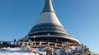 Hotel Jested merupakan salah satu hotel unik di dunia yang terletak di Republik Ceko. Hotel ini merupakan salah satu hotel unik pilihan CNN Travel yang bentuknya disebut mirip UFO (Dok. jested.cz)