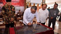 Selain dalam rangka menghadiri Harlah Ponpes Gani Tirta Sari Tirtomoyo Wonogiri, kunjungan tersebut juga menyaksikan penandatanganan MoU antara Bupati Wonogiri Joko Sutopo dengan Direksi Badan Urusan Logistik (Bulog) Imam Subowo selaku Komisaris Utama PT Mitra Badan Usaha Milik Des (BUMDes).