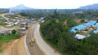 Para pekerja ini tengah melakukan pekerjaan proyek pelebaran jalan Balai Karangan hingga ke Entikong yang panjangnya sekitar 42 kilometer (km). Dok, Kementerian PUPR.