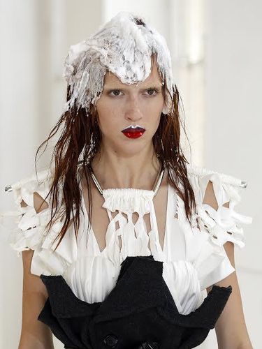  Para Model Tampil dengan Busa Sampo di Kepala di Fashion Show Paris