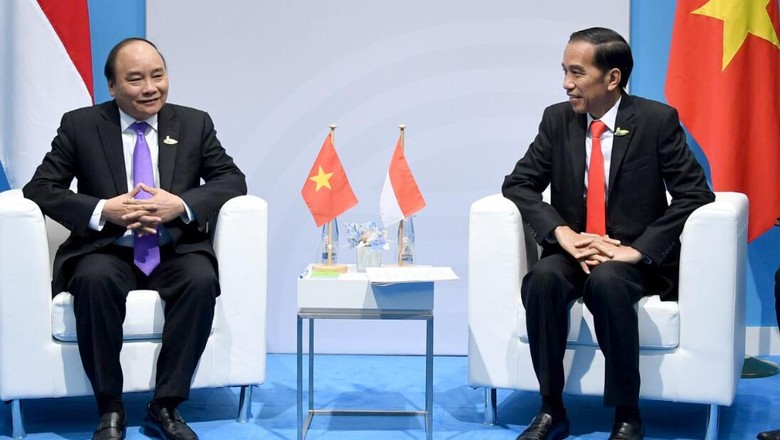 Bertemu PM Vietnam, Jokowi Bahas ZEE hingga Illegal Fishing Bertemu PM Vietnam, Jokowi Bahas ZEE hingga Illegal Fishing