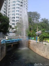 Bagai Air Mancur, Pipa Bocor di Benhil Semburkan Air 5 Meter