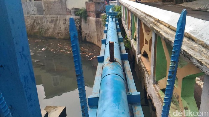 Pipa air di kawasan Bendungan Hilir (Benhil), Jakarta Pusat, sempat mengalami kebocoran. Akibatnya, air menyebur ke atas hingga kurang lebih 5 meter.