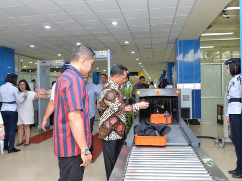 Beda dengan Istri Jenderal, Kapolri Lepas Jam di Bandara Manado