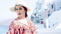 Ia terlihat seperti seorang model kala bergaya dengan panorama keindahan Santorini. (Dok. Instagram/therealmomogeisha)