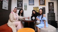 Sarita bersama putrinya saat ditemui di kawasan Bintaro, Tangerang pada Sabtu (8/7).
