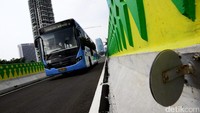Sebuah bus TransJakarta tengah melintas di di Koridor 13 TransJakarta rute Ciledug-Tendean, Minggu (9/7/2017).