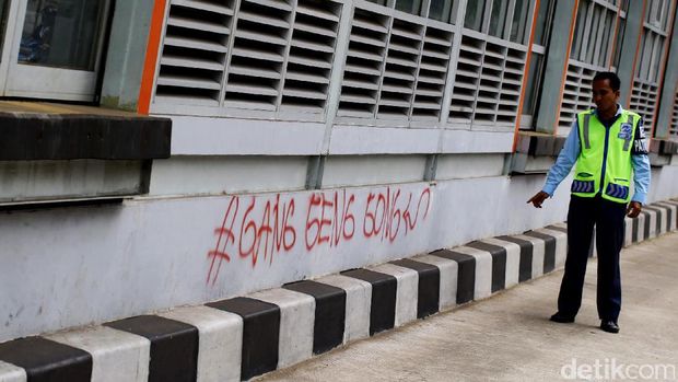 Halte TransJakarta Jadi Korban Vandalisme