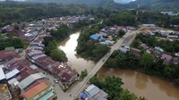 Di era pemerintahan Presiden Jokowi, ruas jalan tersebut mendapat penanganan serius, sejalan dengan upaya perombakan PLBN Entikong dan kawasan sekitarnya dari semula sebuah kawasan terbelakang menjadi beranda depan negara. Dok, Kementerian PUPR.