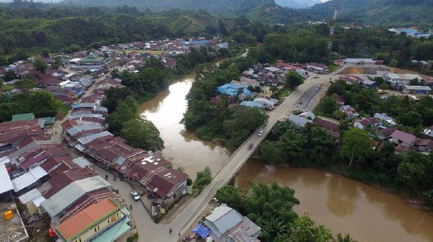 Jalan menuju Entikong.