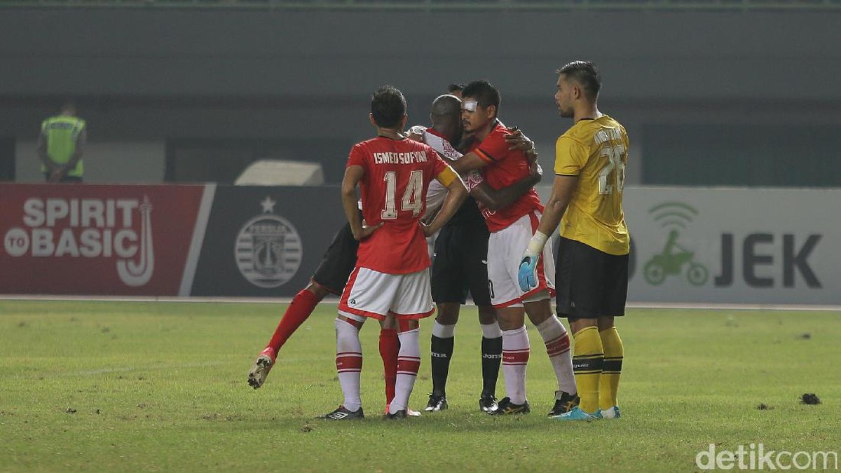 Bambang Pamungkas mengalami lebam di mata kirinya (Foto: detikSport/Agung Pambudhy)