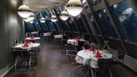 Wanita mana yang mau menolak romantic dinner dengan interior dan pemandangan cantik? (Dok. jested.cz)
