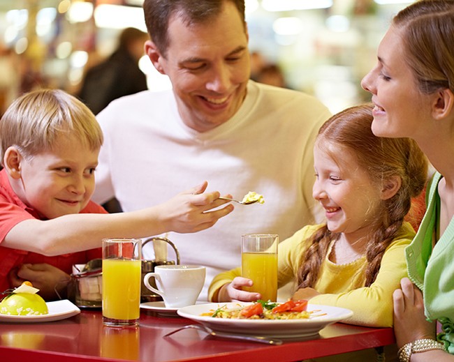 Mengajak Anak Makan di Restoran Tentu Asyik, Asalkan Perhatikan 10 Hal Ini (2)