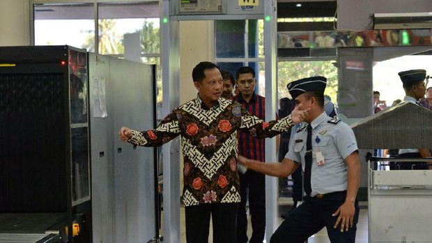 Beda dengan Istri Jenderal, Kapolri Lepas Jam di Bandara Manado