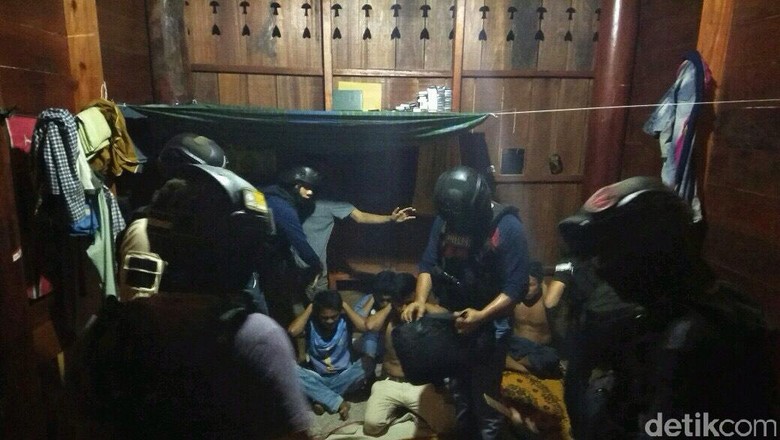 Pakai Sabu Rumah Adat Aceh, 6 Pria Ditangkap Polisi