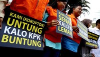 Aktivis ICW Kurnia Ramadhana menyebutkan parodi yang dilakukannya itu merupakan sindiran terhadap apa yang dilakukan pansus angket. Dia menyebut bila kunjungan itu menunjukkan bila sebenarnya napi koruptor adalah pendukung utama pansus angket terhadap KPK.