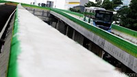 Rencana Pemprov DKI Jakarta untuk meresmikan jalur busway layang terpanjang di Jakarta ini pada 22 Juni 2017 terpaksa ditunda.