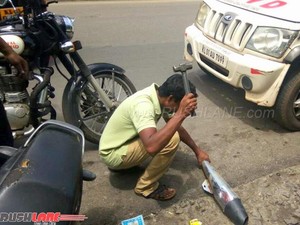 Cara Polisi India Musnahkan Knalpot Bising: Nyamar Jadi Pengemis