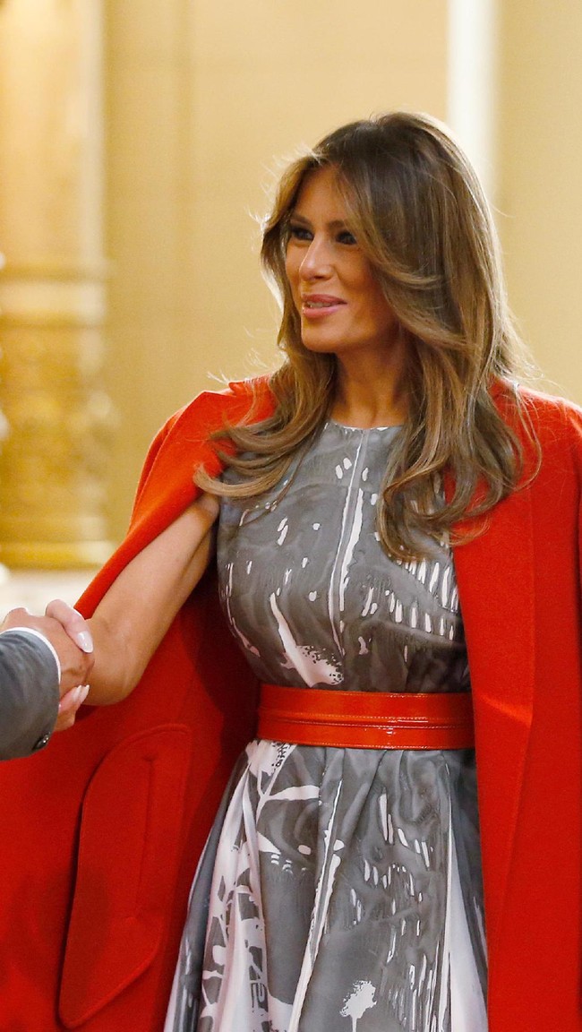 Ketika mengenakan busana bermotif, Melania bermain aman dengan warna dan corak yang tidak terlalu mencolok. (Foto: Getty Images)