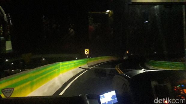 TransJakarta koridor 13 rute Tendean-Ciledug saat malam.