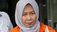 Rohayati keluar dengan memakai rompi tahanan KPK.