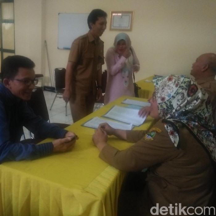 Ortu Siswa di Bandung Datangi Sekolah Cek Penerimaan PPDB