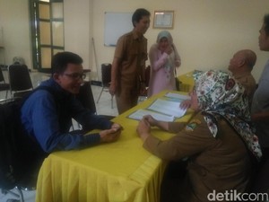 Ortu Siswa di Bandung Datangi Sekolah Cek Penerimaan PPDB