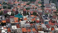 Hunian padat didaerah tersebut dikelilingi oleh gedung-gedung pencakar langit.