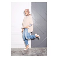 Penerapan shredded jeans masih suka dipakai hijabers termasuk Ayudia Bing Slamet untuk bergaya kasual. Perpaduan double blouse dan kemeja membuat penampilannya cantik dan stylish. Foto: Dok. Instagram @ayudiac