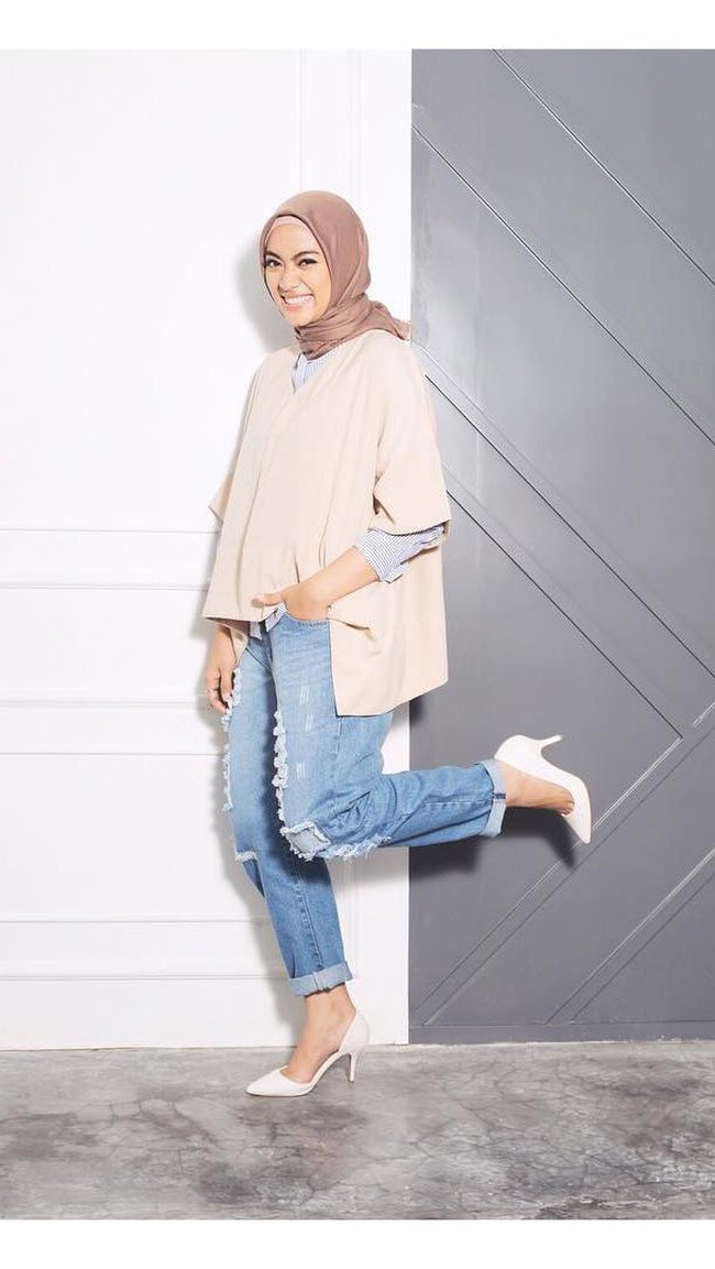 Penerapan shredded jeans masih suka dipakai hijabers termasuk Ayudia Bing Slamet untuk bergaya kasual. Perpaduan double blouse dan kemeja membuat penampilannya cantik dan stylish. Foto: Dok. Instagram @ayudiac