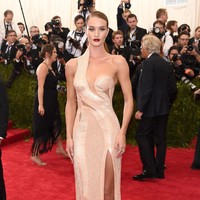 Rosie Huntington-Whiteley menghadiri China: Through The Looking Glass Costume Institute Benefit Gala di Metropolitan Museum of Art, 4 Mei 2015 di New York City. (Photo by Larry Busacca/Getty Images)