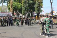 Kebersamaan anggota Polri dan TNI saat memeriahkan acara HUT ke-71 Bhayangkara di Mapolres Garut. 