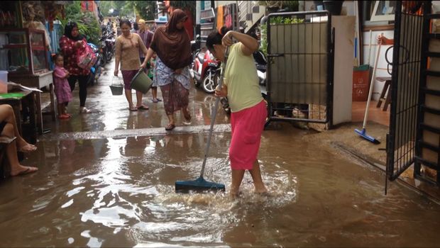 Banjir masih setinggi 50 centimeter.