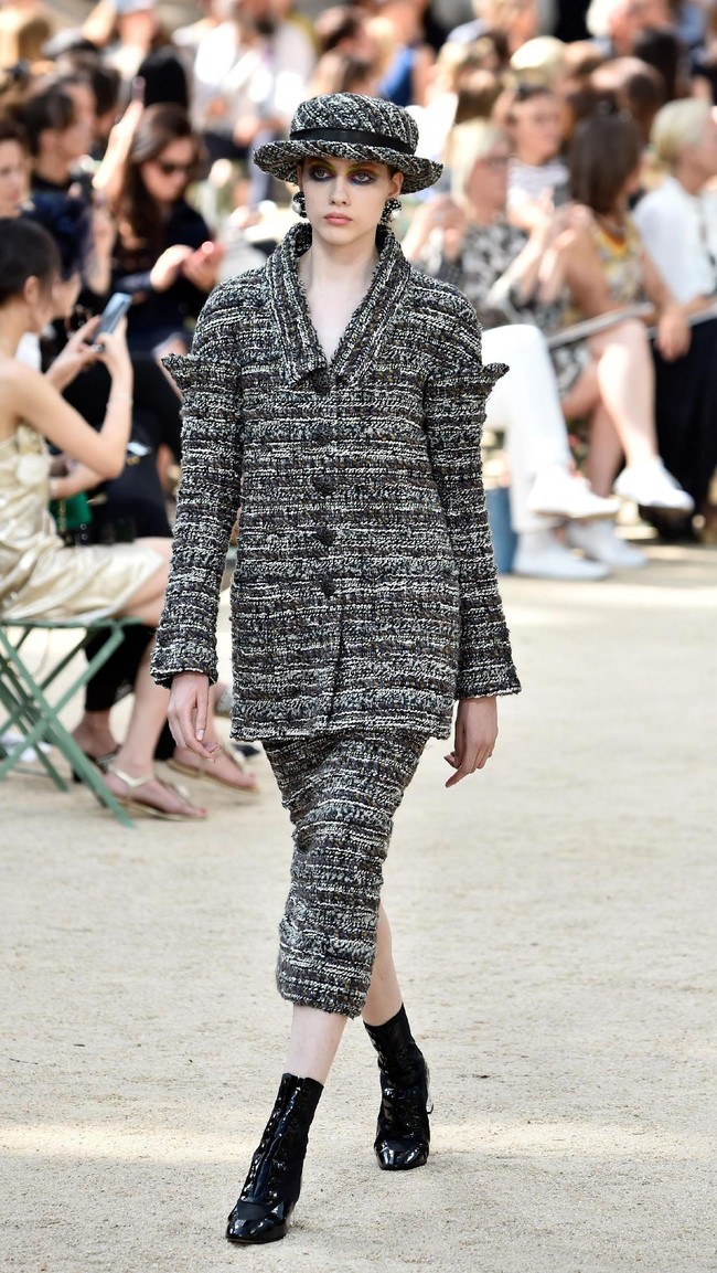 A model walks the runway during the Chanel Haute Couture Fall/Winter 2017-2018 show as part of Haute Couture Paris Fashion Week on July 4, 2017 in Paris, France.  (Photo by Pascal Le Segretain/Getty Images)