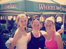 Gaya Unik Putri Cantik Steve Jobs Tenteng iPhone