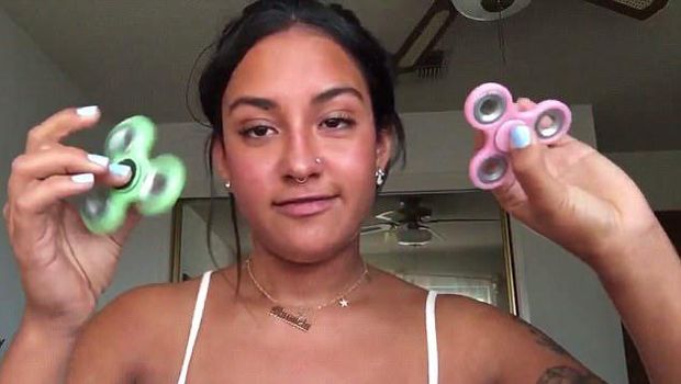 Duh, Wanita Ini Main Fidget Spinner di Atas Payudara