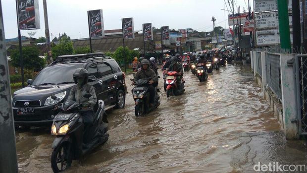 Banjir di Jalan Raya Jatimekar, Bekasi.