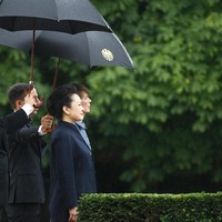 Coat dengan siluet yang simpel dengan tampilan yang minimalis kerap menjadi andalannya. Elegan dan bersahaja. (Foto: Getty Images)