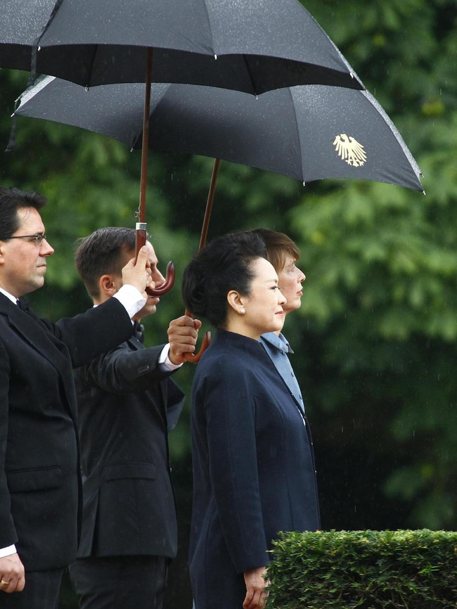 Coat dengan siluet yang simpel dengan tampilan yang minimalis kerap menjadi andalannya. Elegan dan bersahaja. (Foto: Getty Images)