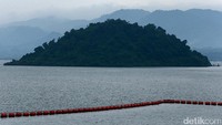 Waduk ini juga akan memasok air bersih bagi warga sekitar dengan kapasitas hingga 3.500 meter kubik per detik. Selain itu, waduk ini juga akan meredam terjadinya banjir bagi 14.000 hektare kawasan di Jawa Barat.