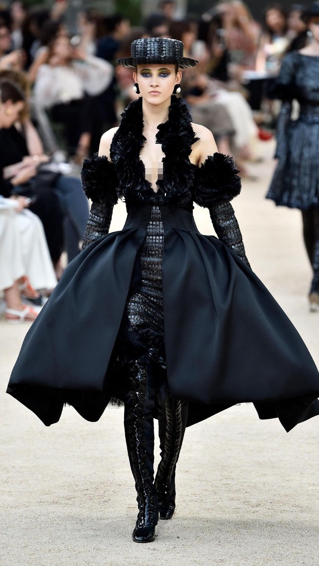 A model walks the runway during the Chanel Haute Couture Fall/Winter 2017-2018 show as part of Haute Couture Paris Fashion Week on July 4, 2017 in Paris, France.  (Photo by Pascal Le Segretain/Getty Images)