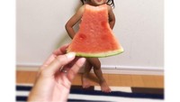 Water melon dress ini membuat seorang bocah terlihat lucu dan menggemaskan. Dalam akun 09_aya_n28, memposting foto gadis kecil yang sedang bergaya bak model dengan gaun semangka. (foto: instagram 09_aya_n28)