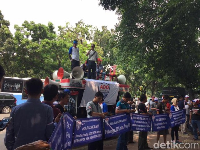Foto: Aksi Driver Grab tolak Permen No 26 tahun 2017 (Heldania Utri Lubis/detikcom) Foto: Aksi Driver Grab tolak Permen No 26 tahun 2017 (Heldania Utri Lubis/detikcom)