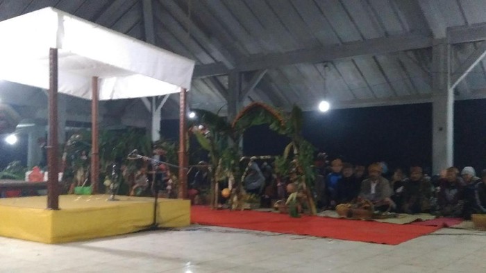 Seperti Ini Prosesi Larung Sesaji Yadnya Kasada ke Kawah Bromo