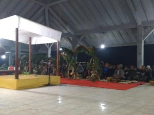 Seperti Ini Prosesi Larung Sesaji Yadnya Kasada ke Kawah Bromo