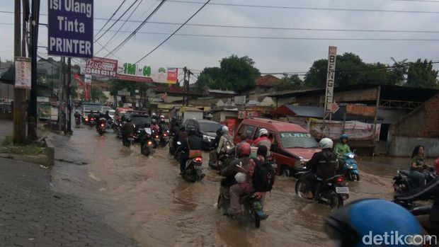 Banjir di Jalan Raya Jatimekar, Bekasi.