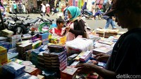 Selain Pasar Jatinegara, Pasar Asemka di sekitar Kota Tua, Jakarta Barat, juga dikenal sebagai sentra penjualan perlengkapan sekolah musiman saat momen tahun ajaran baru seperti sekarang ini. Citra Fitri Mardiana/detikFinance.