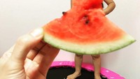 Anak kecil dengan bando berbentuk telinga kelinci ini berpose lucu dengan watermelon dressnya. Hasil foto tersebut membuat anak ini begaya seperti mengenakan dress dengan bagian bawah yang berbentuk seperti lonceng. (foto: instagram iori27th)