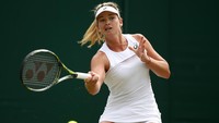 Wajah Coco Vandeweghe ikut miring saat berusaha mengembalikan bola. Julian Finney/Getty Images.