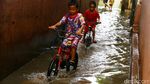 Pasukan Biru Bersihkan Lumpur Sisa Banjir di Cipinang Melayu